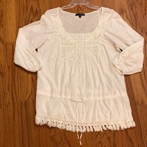 Willi Smith size medium white 3/4 sleeve top with crochet and tassel detail